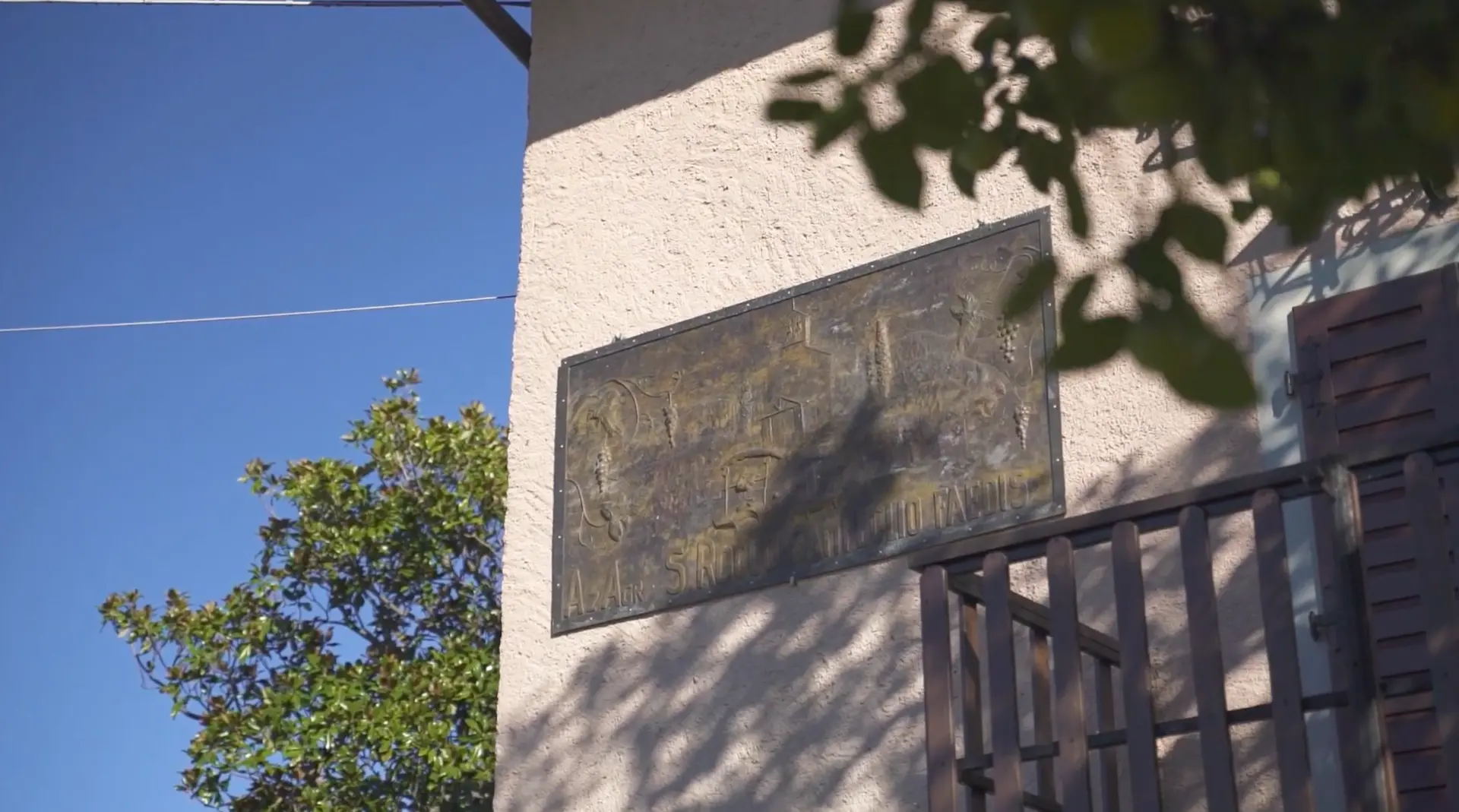 La targa in bronzo dell'Azienda Agricola San Rocco
